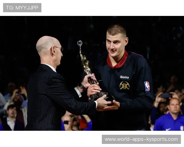 球员怒摔奖杯！主办方当场黑脸